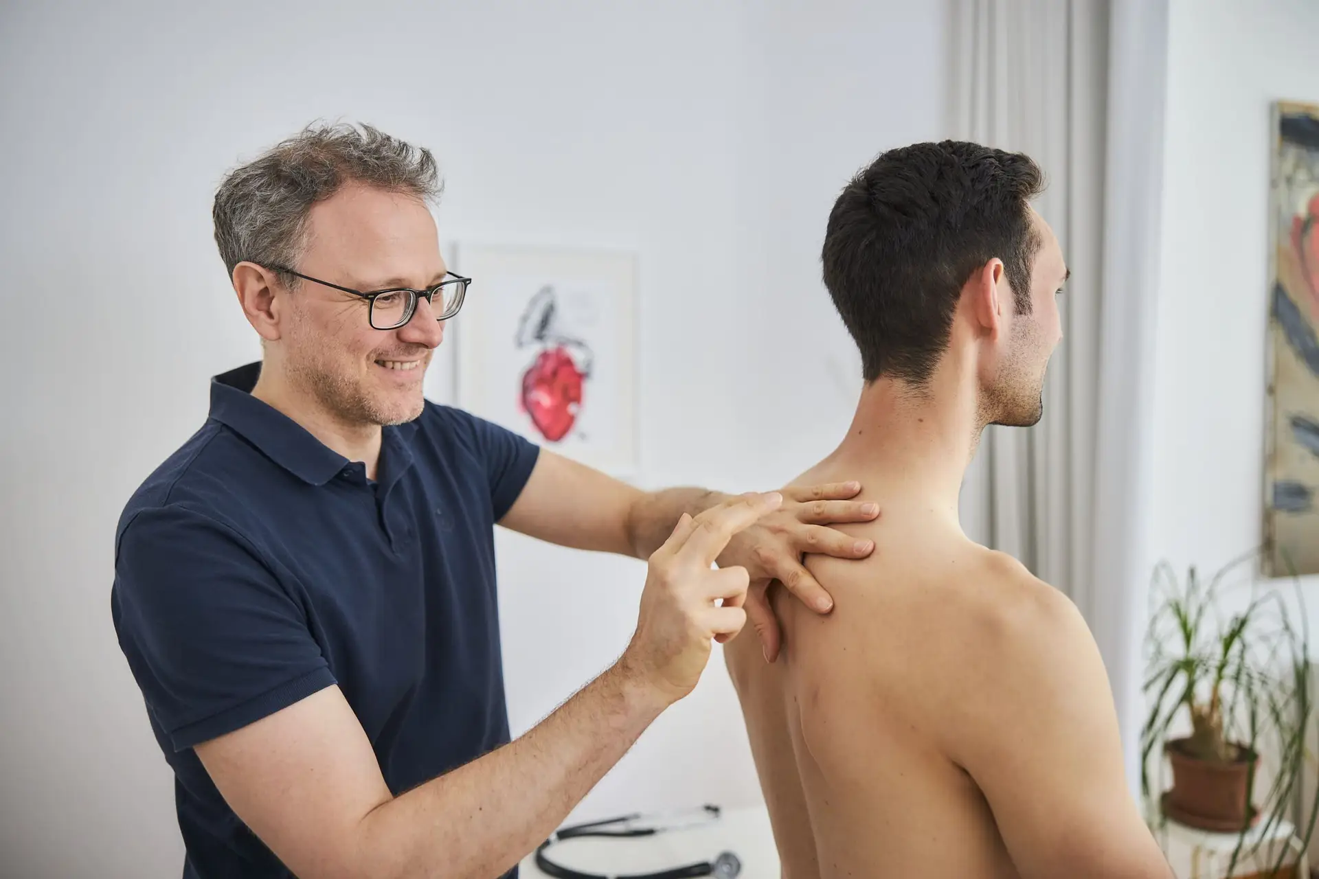 Symbolbild für die Lebenserwartung in Deutschland: Abbildung von Dr. Moser, der eine präventive Untersuchung bei einem Patienten betreibt