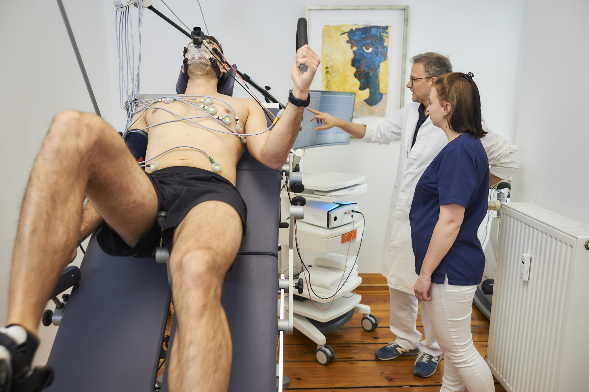 Patient durchläuft ein Check-Up in Berlin bei Dr. Moser